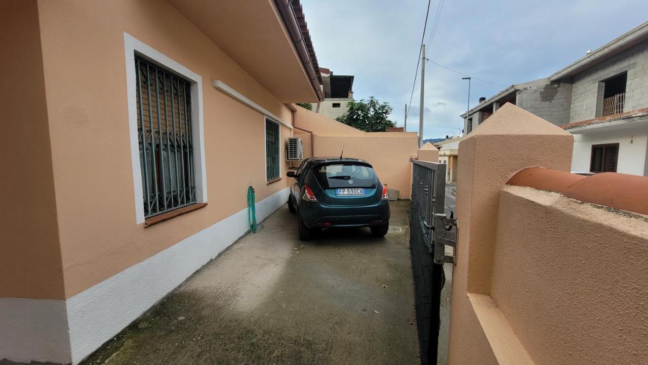 Holiday Maria Luisa Villa Galtelli Exterior photo